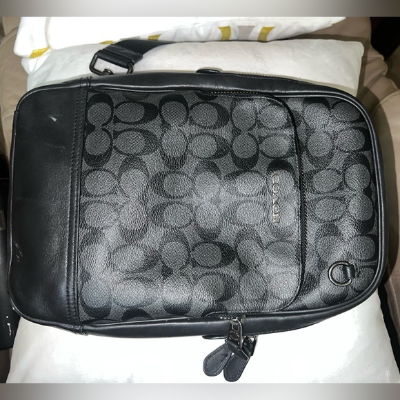 Coach Gotham Pack, color black. Over the shoulder. Authentic - Picture 3 of 16